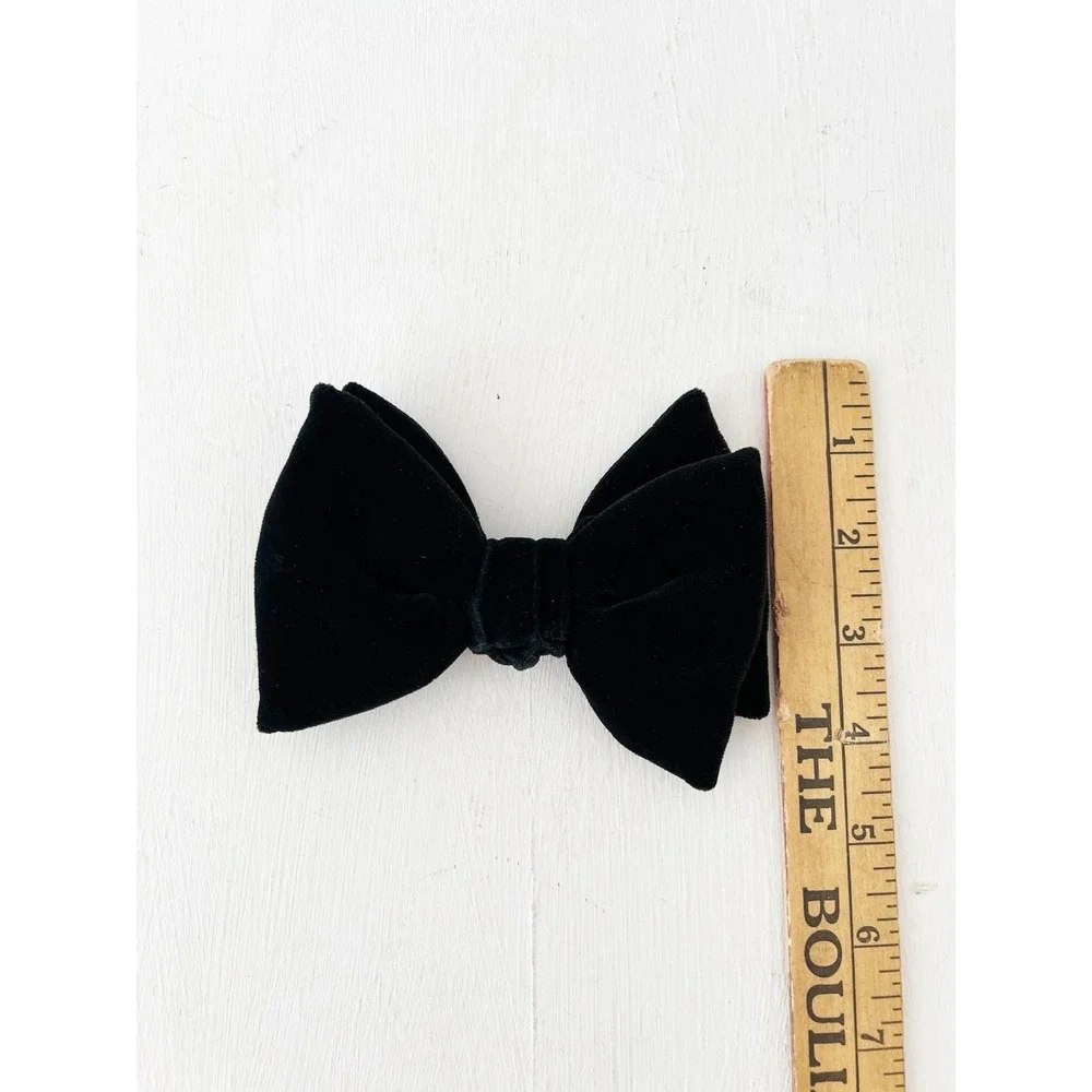 Vintage 1960s Bow Tie Black‎ Velvet Clip On Formal Accessory